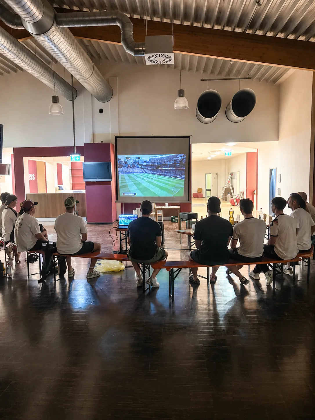 Community beim Public Viewing im SportStüberl von ZorneGYM
